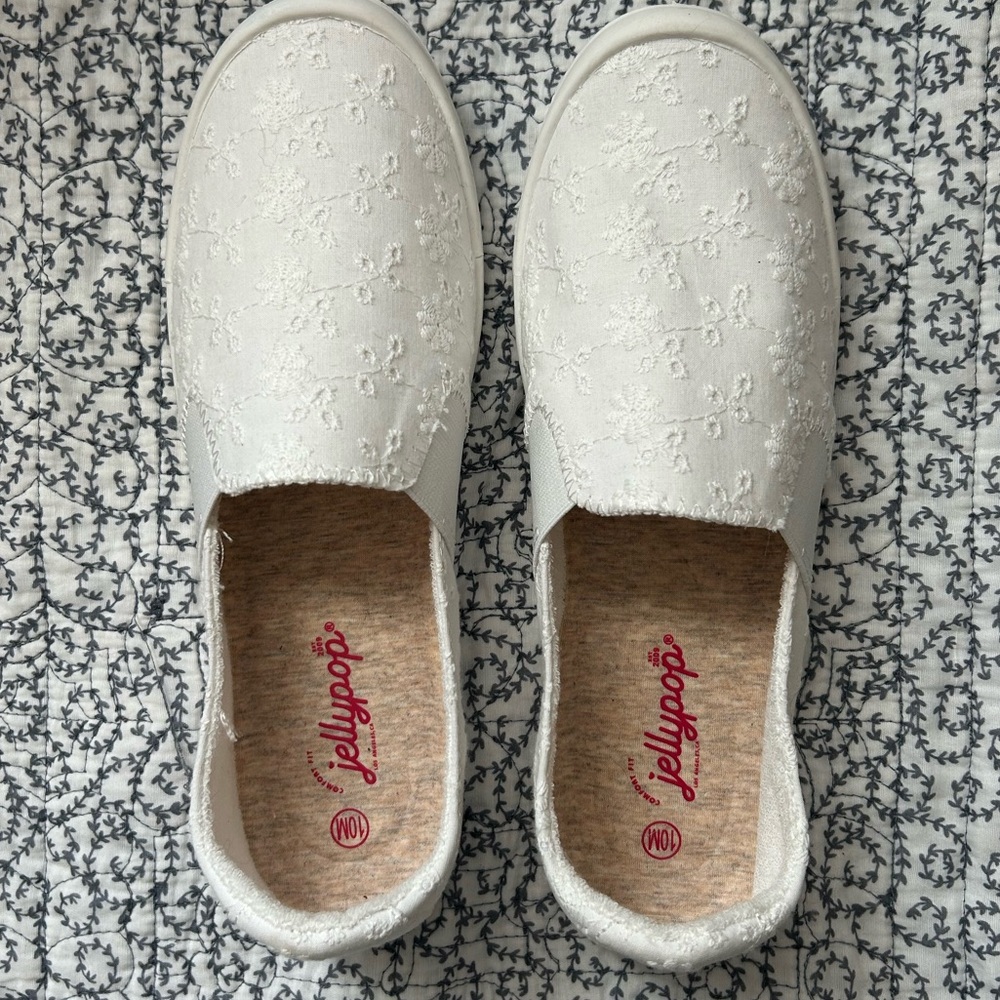 Jellypop White Floral Slip On Sneakers Women’s Shoes Size 10 Embroidered Flats